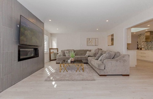 Halton Hills House | 4 Bedroom Vacation Home! Outdoor Pool / Billiards Table / Treehouse