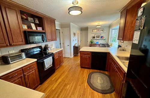 High Point House | 4 Bedroom w/Heated Pool by Oak Hollow Lake