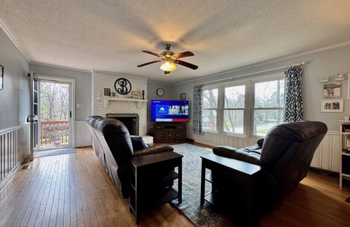 High Point House | 4 Bedroom w/Heated Pool by Oak Hollow Lake