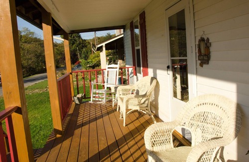 Moatsville House | 4 bedroom Waterfront Mountain River Home in Arden, West Virginia. Sleeps 10.