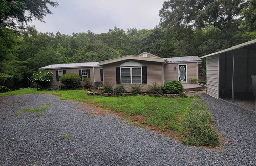 New London House | 4-bedroom waterfront house in welcoming New London with WiFi and kayaks.