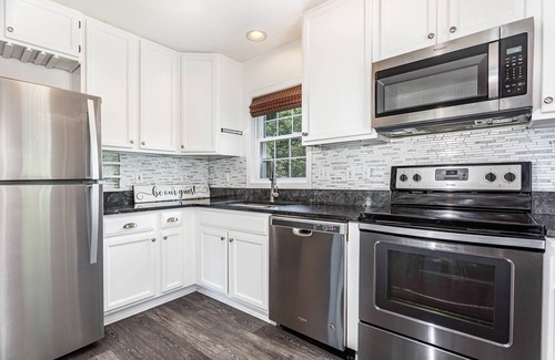 Sandbridge House | 4 bedrooms Cape Cod with pool, 100 yards from the beach