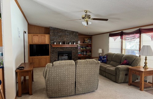 Markleton House | 4 bedrooms, cozy lodging near mountain resorts. Ideal for comfort and outdoors.