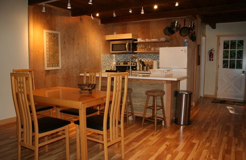 Glacier Cabin | 4 bedrooms, hot tub, max 6 adults, gas fireplace Snowline Community Mt. Baker