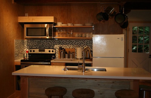 Glacier Cabin | 4 bedrooms, hot tub, max 6 adults, gas fireplace Snowline Community Mt. Baker