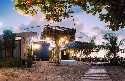 Lerma Villa | 4 bedrooms in an oceanfront garden with pool and kitchenette.