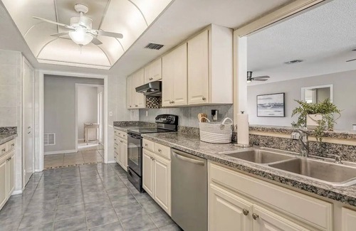 Venice East House | 4 bedrooms sleep 8 private heated pool on golf course 4 mil to the beach