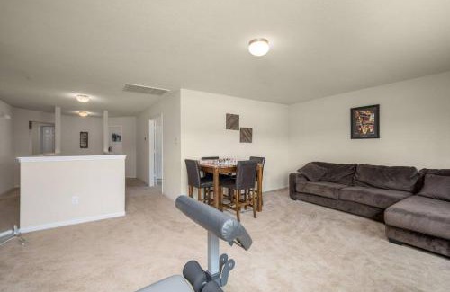 Spring House | 4 bedrooms with theatre! 10 minutes to Six Flags!