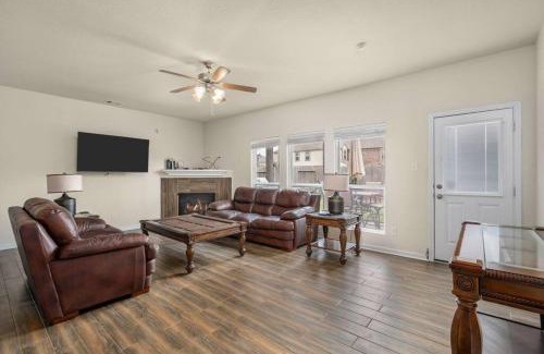 Spring House | 4 bedrooms with theatre! 10 minutes to Six Flags!