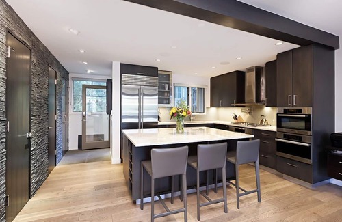 Aspen House | 4 BR- 2150 sq ft high end condo/steps to bus to 4 mountains