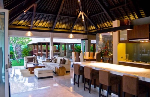 Batubelig Villa | 4 BR, 250m from beach, Staff & Relaxe