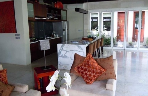 Batubelig Villa | 4 BR, 250m from beach, Staff & Relaxe