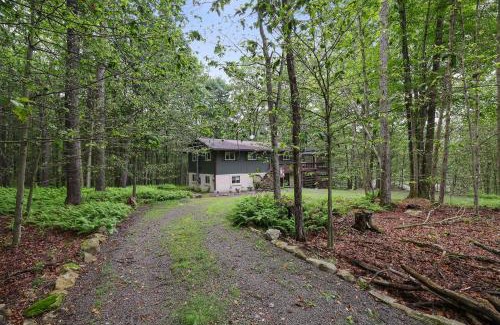 Tobyhanna House | 4 Br Cozy Cabin Sleeps 8 Pool Table Arcade Beach