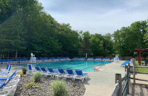 Tobyhanna House | 4 Br Cozy Cabin Sleeps 8 Pool Table Arcade Beach