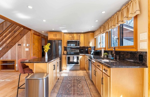 Tunkhannock Township House | 4 Br Mtn Cabin! Sauna~Hot Tub~Fire Pit~Putt Putt