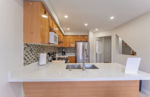 Brampton West House | 4 BR Relaxing Family Retreat in Charming Brampton