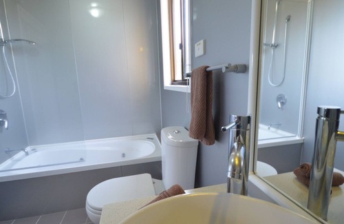 Burnt Pine House | 4-BR Spa Villa, Heated Spa Pool, Sauna, Foxtel, Rental Car