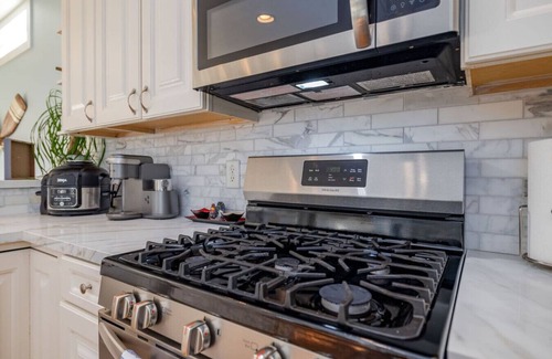 Henrico House | 4 BR~Stunning Views~Fire Pit~Sleeps 12