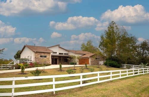 Rosenberg Villa | 4 BR Villa w/Heated Pool & Spa , Sauna,Turkish Hammam BBQ and Huge Backyard