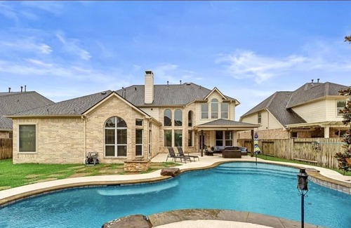 Katy Villa | 4 BR Villa w Heated pool ,Patio with Firepit , Jetted-tub,Backyard