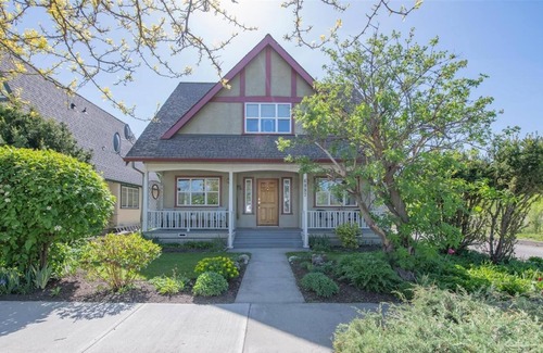 Vernon Cottage | 4 BR w/ AC Steps From the Lake