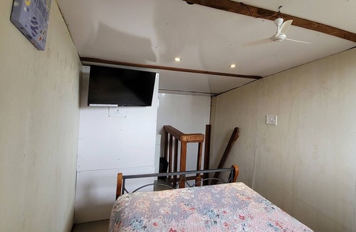 Pahoa Cabin | #4 Cabin private space in volcano with TV, Microwave and fridge