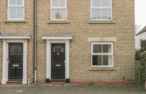 South Cave Cottage | 4 CASTLE MEWS, pet friendly, with a garden in South Cave