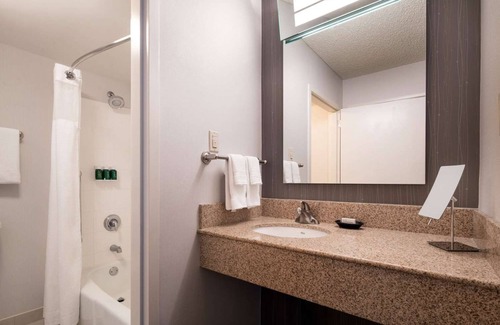El Segundo Hotel | 4 Contemporary Rooms w/Plush Bedding Near Popular Shopping Centers