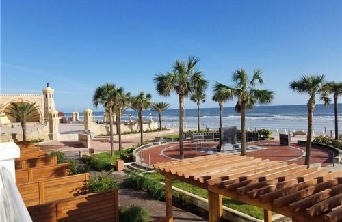 Brush - Stewarts House | 4 Convenient Units for Big Groups, Outdoor Pool, Near Daytona Beach!
