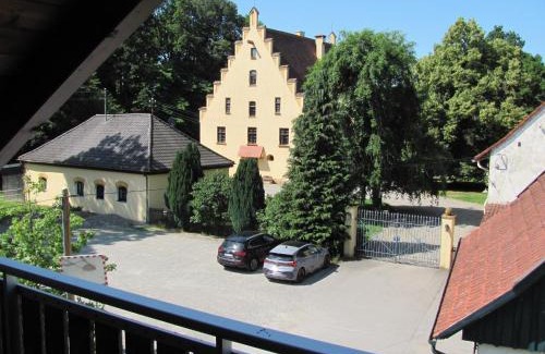 Unterallgau House | #4 Dachstudiozimmer mit 2 Betten und Balkon mit WG Bad Airport nah freies W-Lan