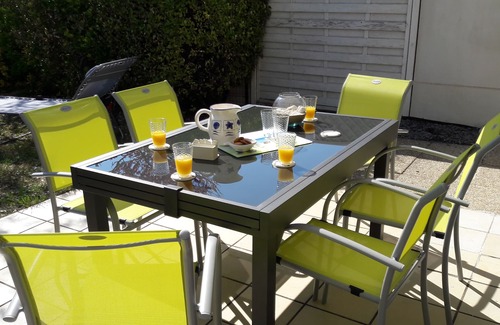 Vaux-sur-Mer House | 4* gîte 10 min walk from the beach, shared pool, WIFI, private garden, park