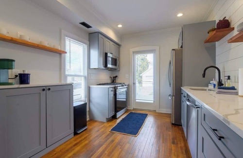 Three Oaks Apartment | 4 Guest Apt Steps to Journeyman & Downtown 3 Oaks