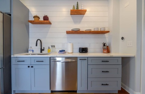 Three Oaks Apartment | 4 Guest Apt Steps to Journeyman & Downtown 3 Oaks
