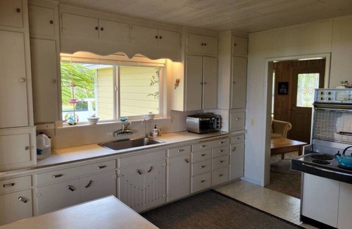 Neah Bay House | 4 guest · Eddie Bauer's former Beachfront Cottage