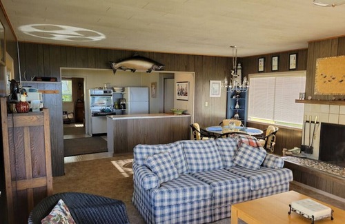 Neah Bay House | 4 guest · Eddie Bauer's former Beachfront Cottage
