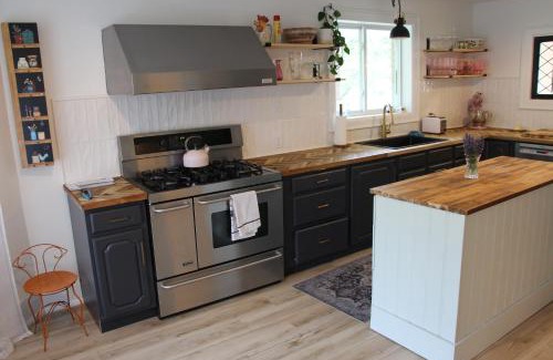 Rossmore House | 4 Guest Suite with Waterfront Views at Fancie's PEC - Suite 2