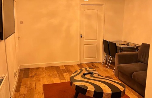 Solihull Apartment | 4 Guests - 10min Airport - N E C - Jaguar