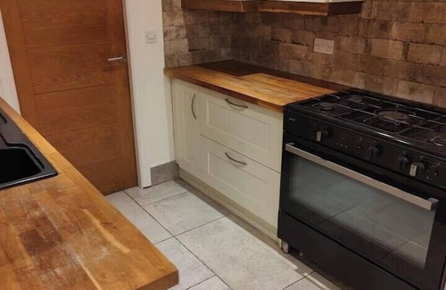 Bolton Apartment | 4 Guests - Bbq - Parking - Garden