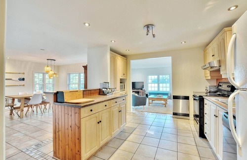 Amherst Ski Chalet | 4 Little Bears' Refuge, Cozy Lakefront property w/sandy beach, fireplace & spa