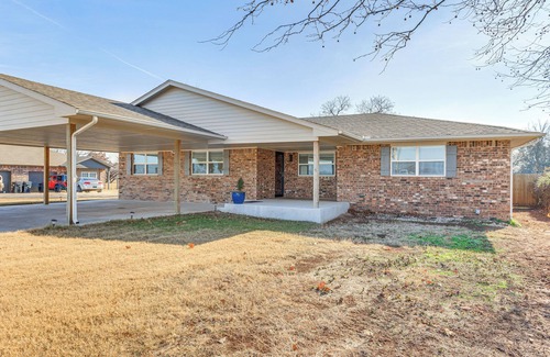 Guthrie House | 4 Mi to Dtwn Guthrie: Family Home w/Fire Pit!