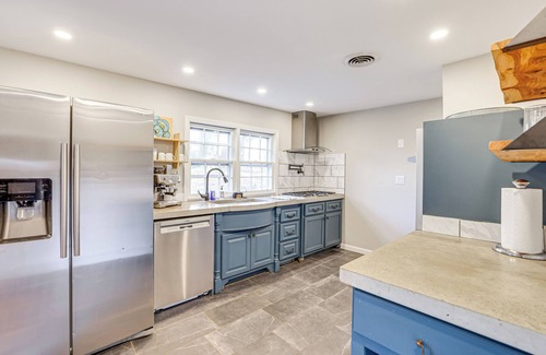 Sans Souci House | 4 Mi to Dtwn: Home w/Fire Pit in Greenville