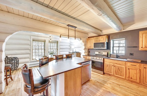 Jonesville Cabin | 4 Mi to Dtwn: Spacious Family Cabin in Jonesville!