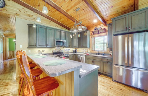 Newland Cabin | 4 Mi to Grandfather Mountain: Cabin in Newland!