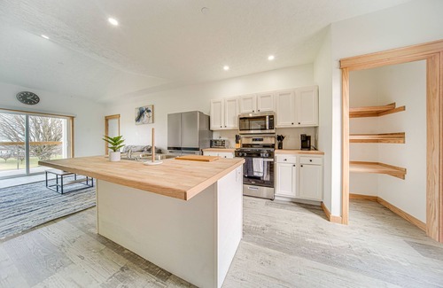 Erie Condo | 4 Mi to Lake Erie: Condo w/Golf Course Views!
