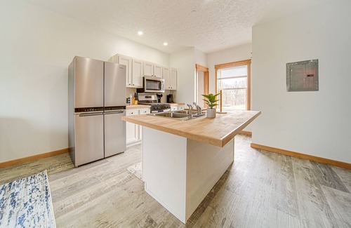 Erie Condo | 4 Mi to Lake Erie: Condo w/Golf Course Views!