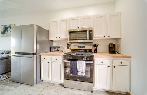 Erie Condo | 4 Mi to Lake Erie: Condo w/Golf Course Views!