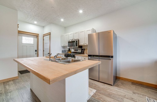 Erie Condo | 4 Mi to Lake: Golf-View Erie Condo w/Porch