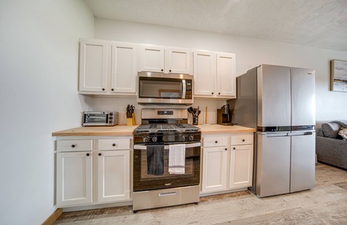Erie Condo | 4 Mi to Lake: Golf-View Erie Condo w/Porch