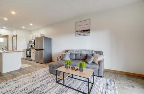 Erie Apartment | 4 Mi to Lake Golf-View Erie Condo with Porch