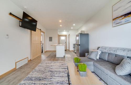 Erie Apartment | 4 Mi to Lake Golf-View Erie Condo with Porch